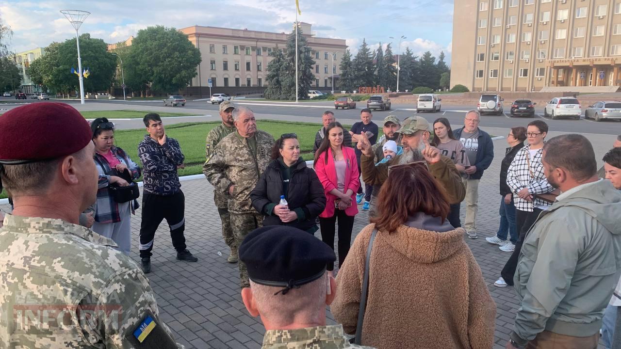 Алея слави, хвилина мовчання та почесний маршрут: в Ізмаїлі волонтерам та військовим вдалося порозумітися з владою