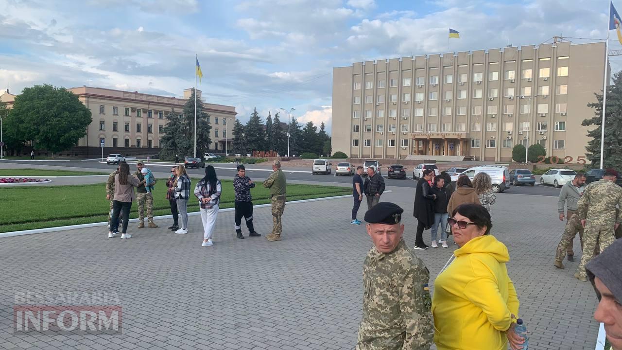 Алея слави, хвилина мовчання та почесний маршрут: в Ізмаїлі волонтерам та військовим вдалося порозумітися з владою