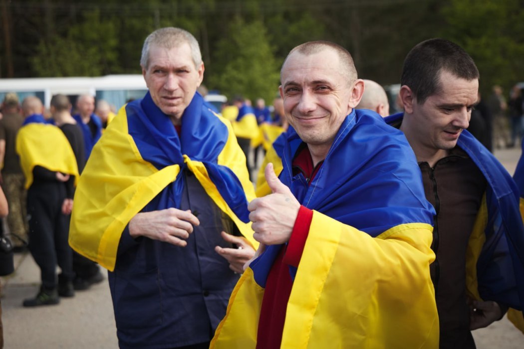 В рамках великого обміну в Україну повернулося 390 військових та цивільних