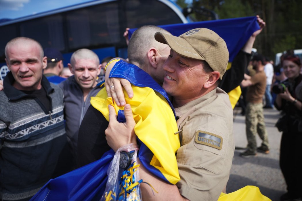 В рамках великого обміну в Україну повернулося 390 військових та цивільних