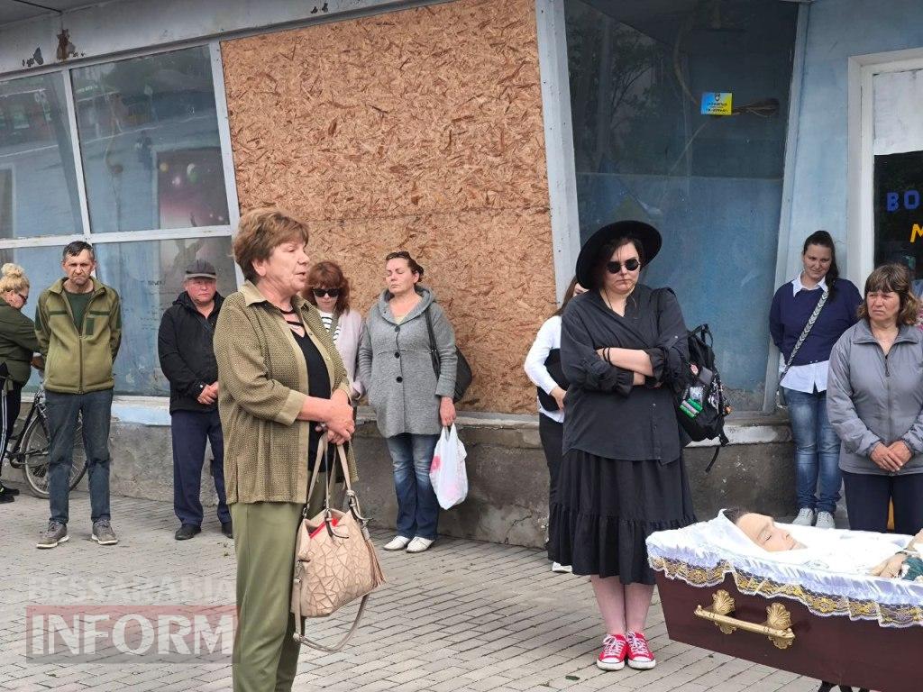 "Своїм полум'ям врятувала життя багатьох військових": у Кілії простилися із відомою волонтеркою