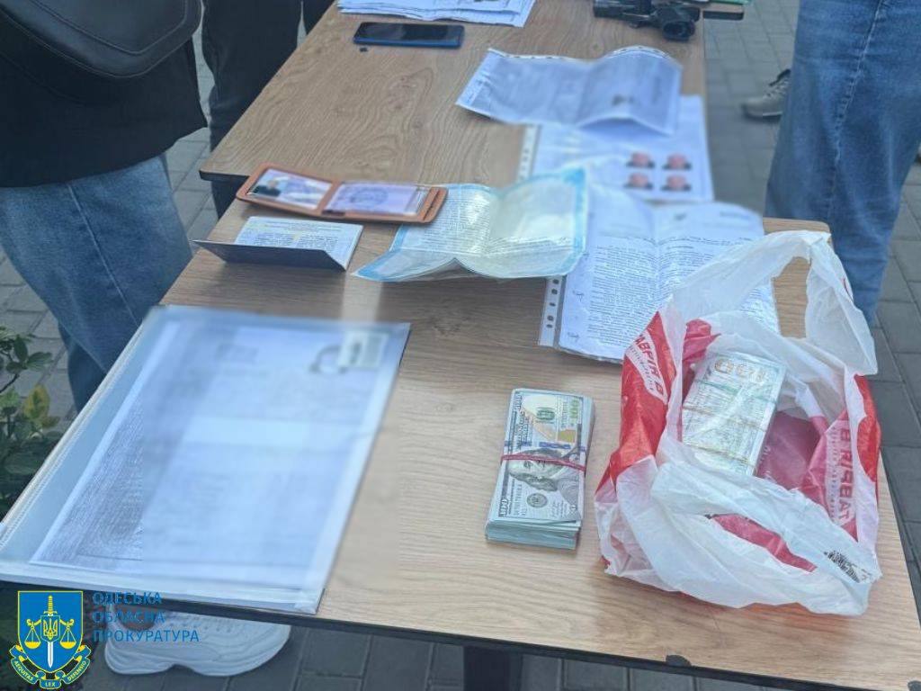 За 35 тисяч доларів обіцяв влаштувати у військову частину, що допомогло б уникнути тюрми: на Одещині затримали "рішалу"