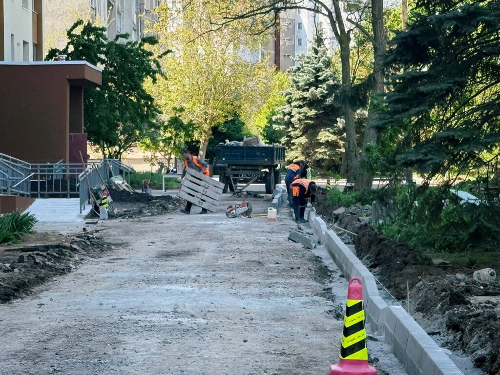 Завершальні роботи: біля пошкодженої ракетами багатоповерхівки у Сергіївці впорядковують прилеглу територію