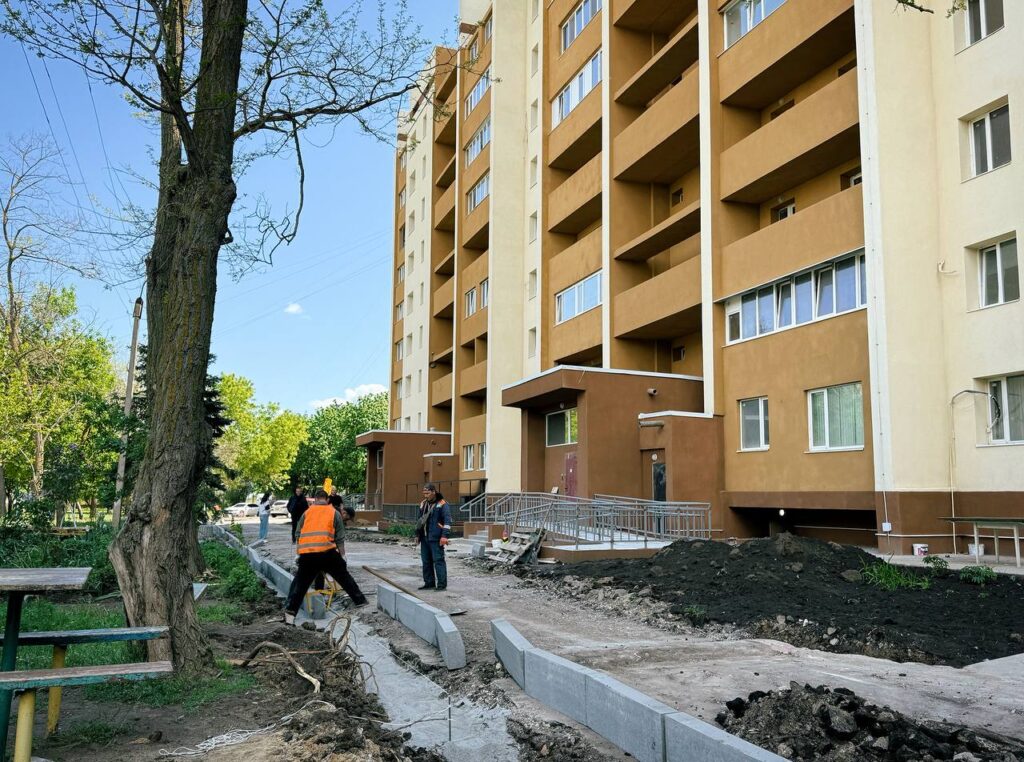 Завершальні роботи: біля пошкодженої ракетами багатоповерхівки у Сергіївці впорядковують прилеглу територію