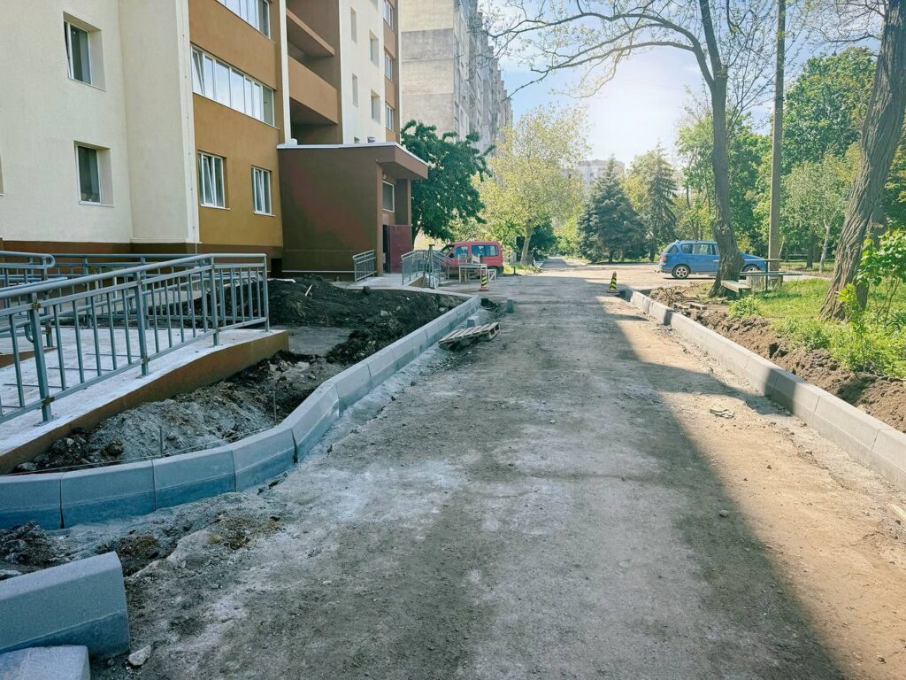 Завершальні роботи: біля пошкодженої ракетами багатоповерхівки у Сергіївці впорядковують прилеглу територію