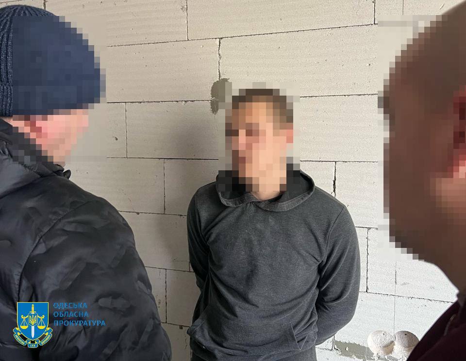 На Одещині затримали трьох паліїв, які на замовлення підпалили залізничні шафи та автомобіль військових