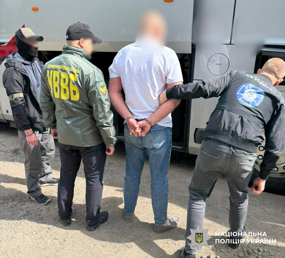На Одещині двоє водіїв автобуса з Молдови у технічному відсіку намагалися перевезти через кордон військовозобов’язаного