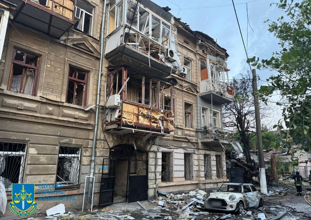 Двоє загиблих та дев'ятеро постраждалих: вночі ворог атакував Одесу "шахедами"