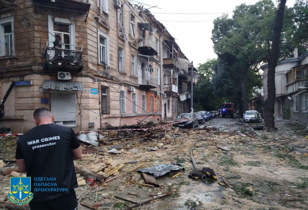 Двоє загиблих та дев'ятеро постраждалих: вночі ворог атакував Одесу "шахедами"
