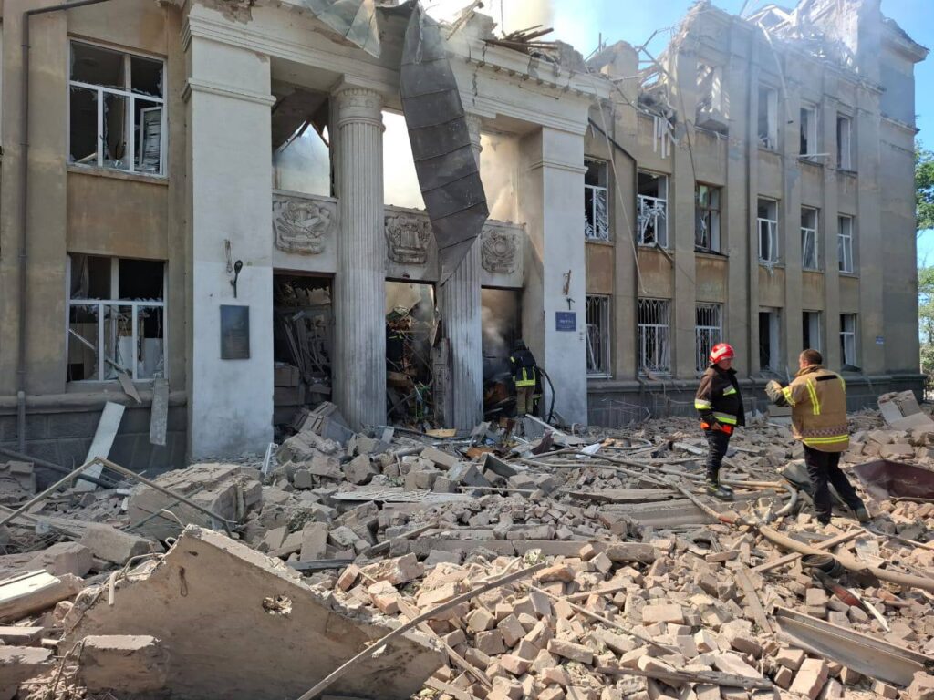 Росіяни вдарили балістикою по школі у Білгороді-Дністровському: відомо про двох загиблих. Понад 10 людей поранені