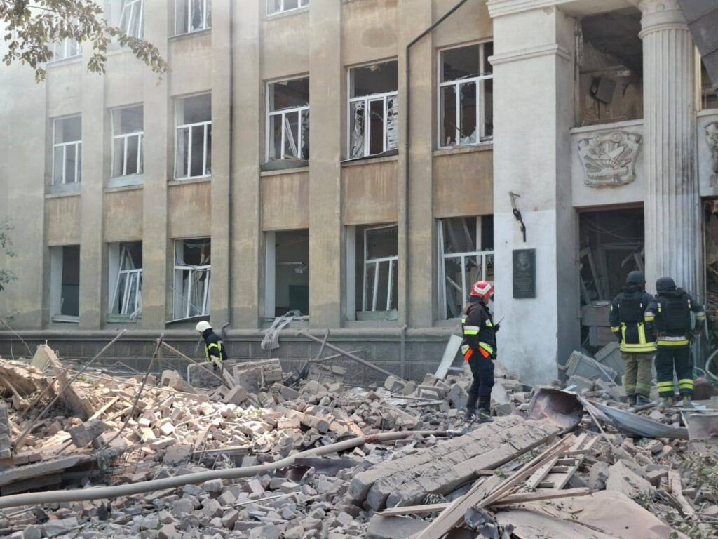 Росіяни вдарили балістикою по школі у Білгороді-Дністровському: відомо про двох загиблих. Понад 10 людей поранені