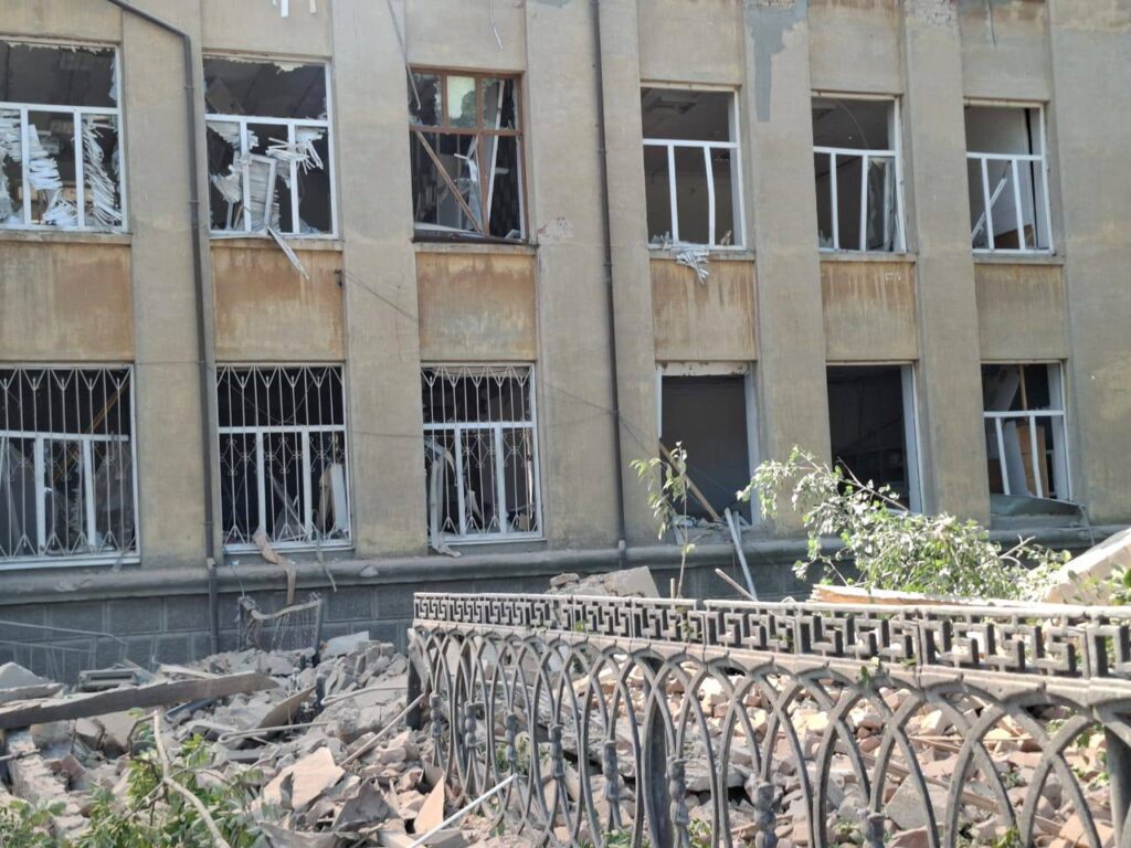 Росіяни вдарили балістикою по школі у Білгороді-Дністровському: відомо про двох загиблих. Понад 10 людей поранені