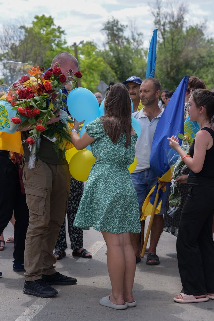 З квітами та прапорами: Лиманська громада зустріла Героя, який пережив 21 місяць ворожого полону
