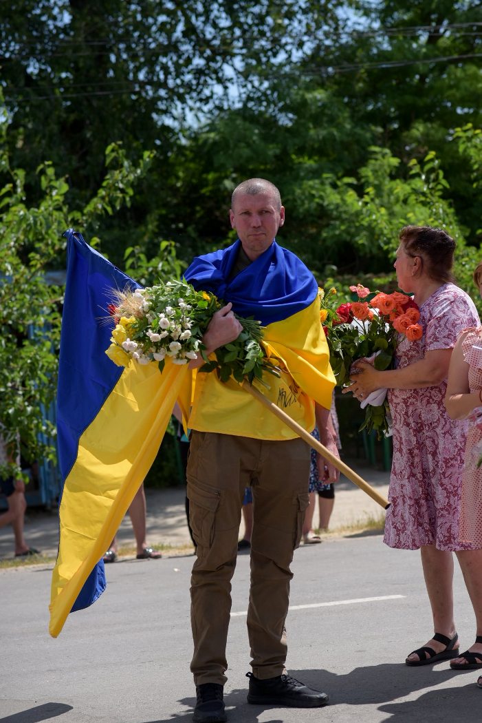 З квітами та прапорами: Лиманська громада зустріла Героя, який пережив 21 місяць ворожого полону