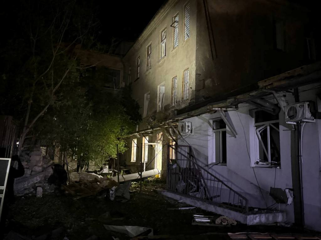 Двоє загиблих та дев'ятеро постраждалих: вночі ворог атакував Одесу "шахедами"