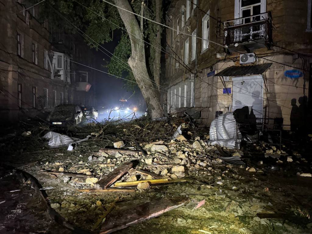 Двоє загиблих та дев'ятеро постраждалих: вночі ворог атакував Одесу "шахедами"