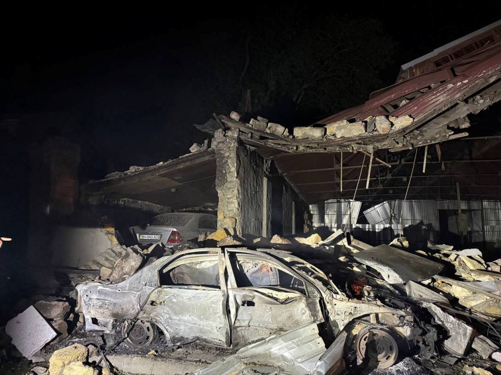 Двоє загиблих та дев'ятеро постраждалих: вночі ворог атакував Одесу "шахедами"