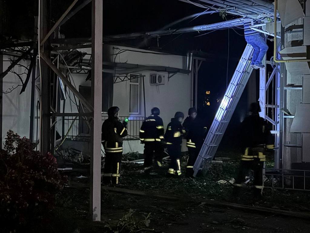 Двоє загиблих та дев'ятеро постраждалих: вночі ворог атакував Одесу "шахедами"