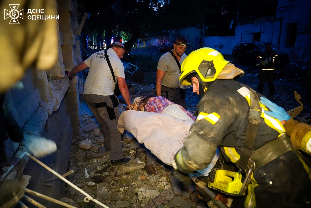 Двоє загиблих та дев'ятеро постраждалих: вночі ворог атакував Одесу "шахедами"