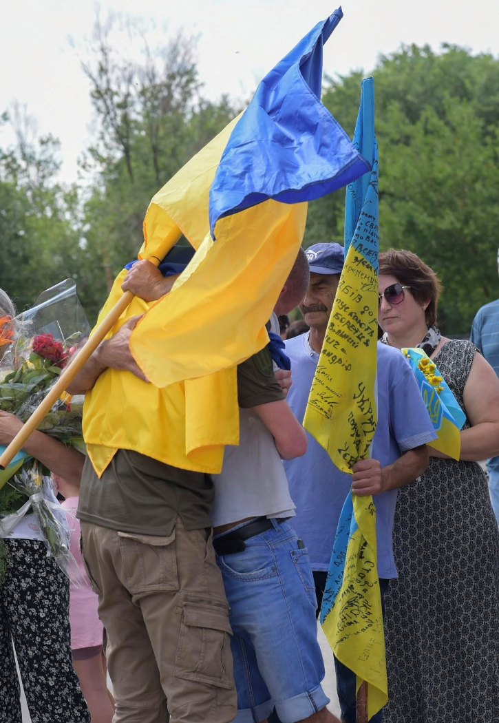 З квітами та прапорами: Лиманська громада зустріла Героя, який пережив 21 місяць ворожого полону