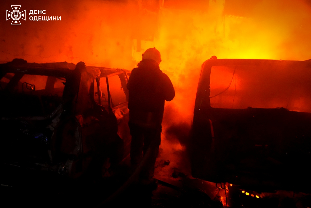 Двоє загиблих та дев'ятеро постраждалих: вночі ворог атакував Одесу "шахедами"