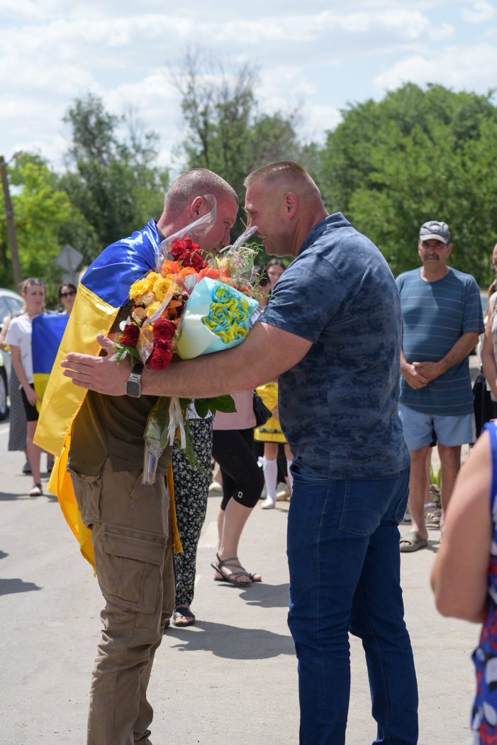 З квітами та прапорами: Лиманська громада зустріла Героя, який пережив 21 місяць ворожого полону