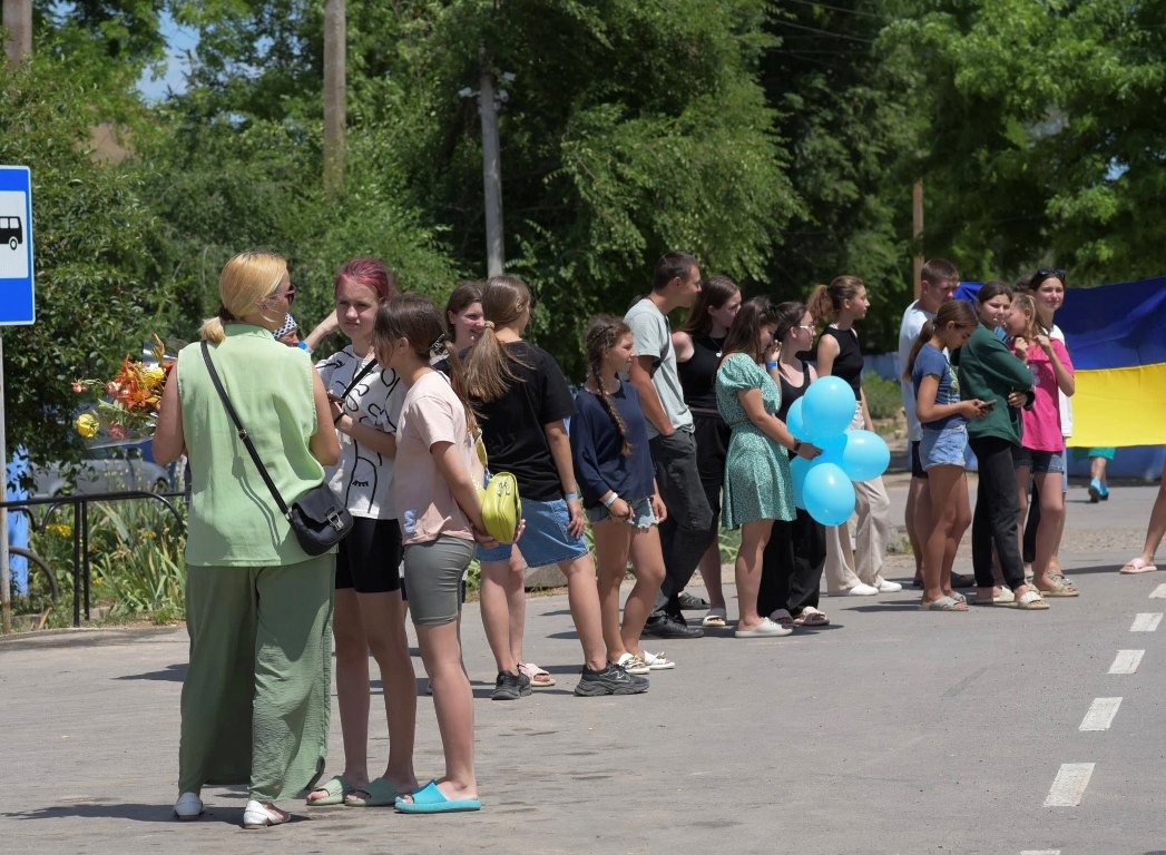 З квітами та прапорами: Лиманська громада зустріла Героя, який пережив 21 місяць ворожого полону