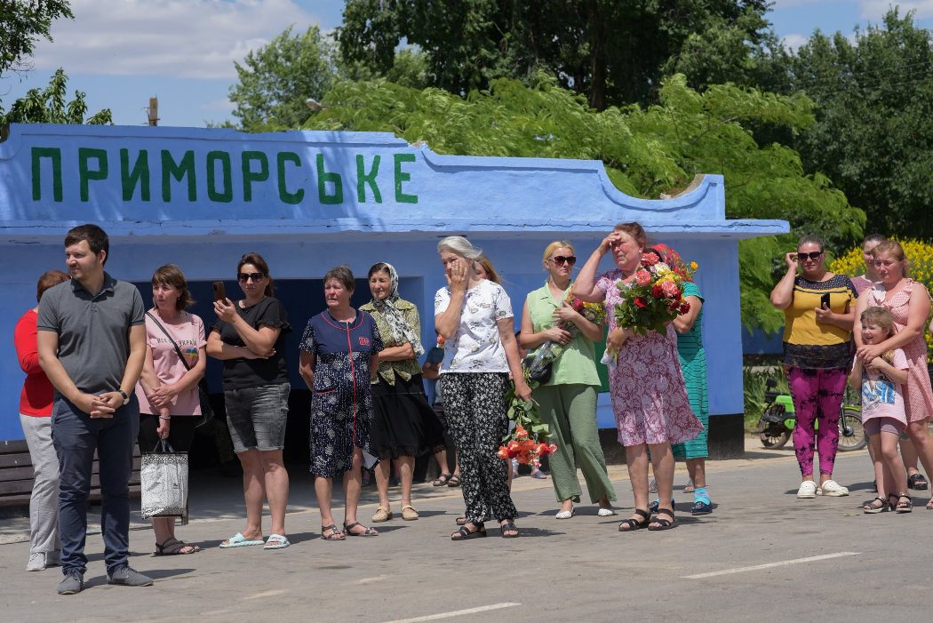 З квітами та прапорами: Лиманська громада зустріла Героя, який пережив 21 місяць ворожого полону
