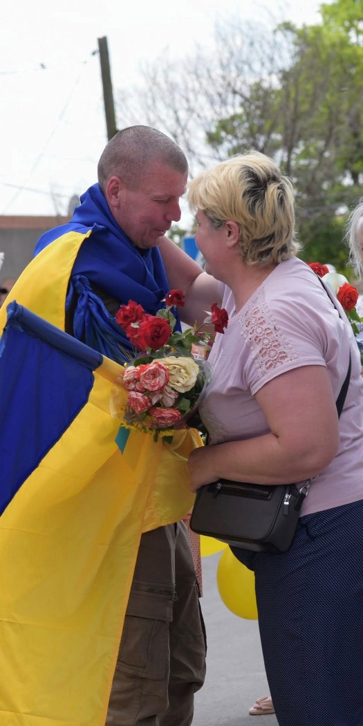 З квітами та прапорами: Лиманська громада зустріла Героя, який пережив 21 місяць ворожого полону