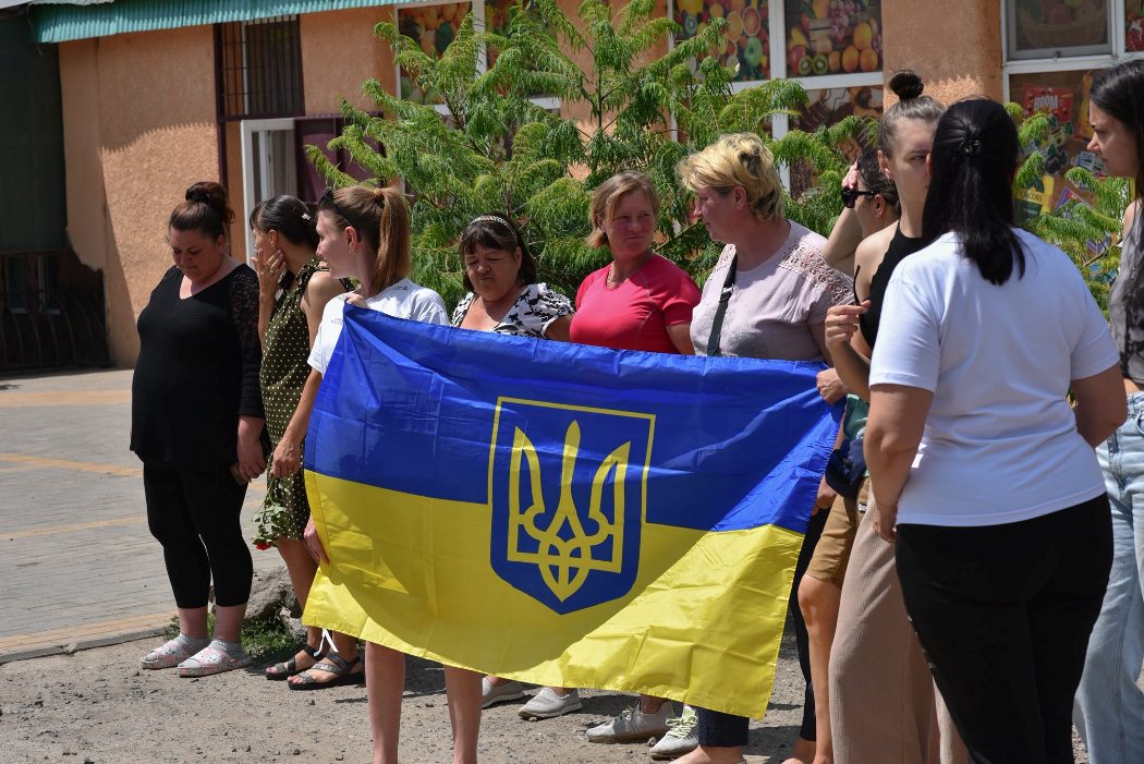 З квітами та прапорами: Лиманська громада зустріла Героя, який пережив 21 місяць ворожого полону