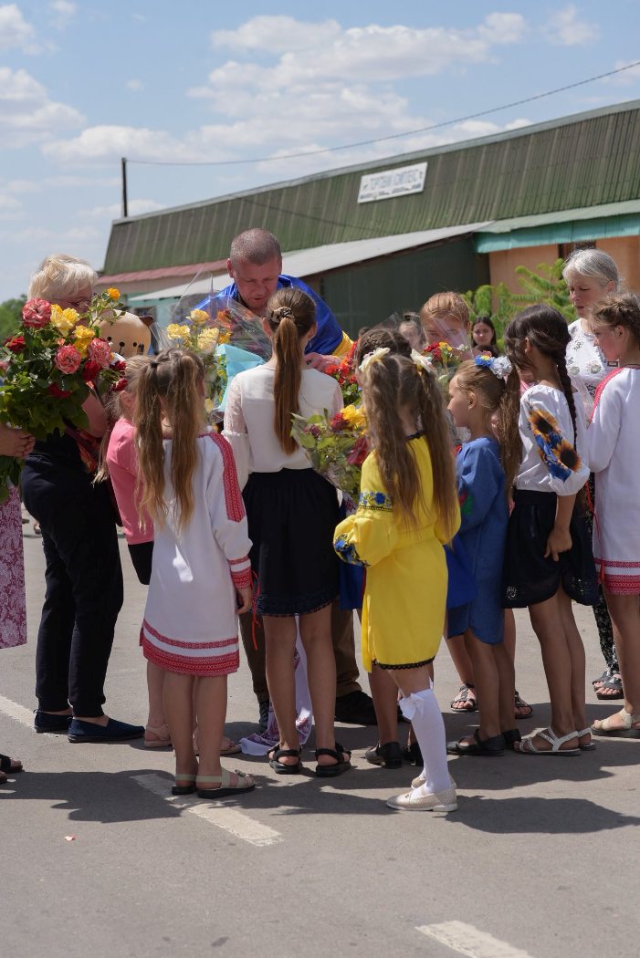 З квітами та прапорами: Лиманська громада зустріла Героя, який пережив 21 місяць ворожого полону