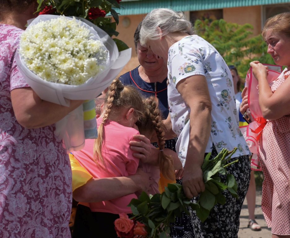 З квітами та прапорами: Лиманська громада зустріла Героя, який пережив 21 місяць ворожого полону