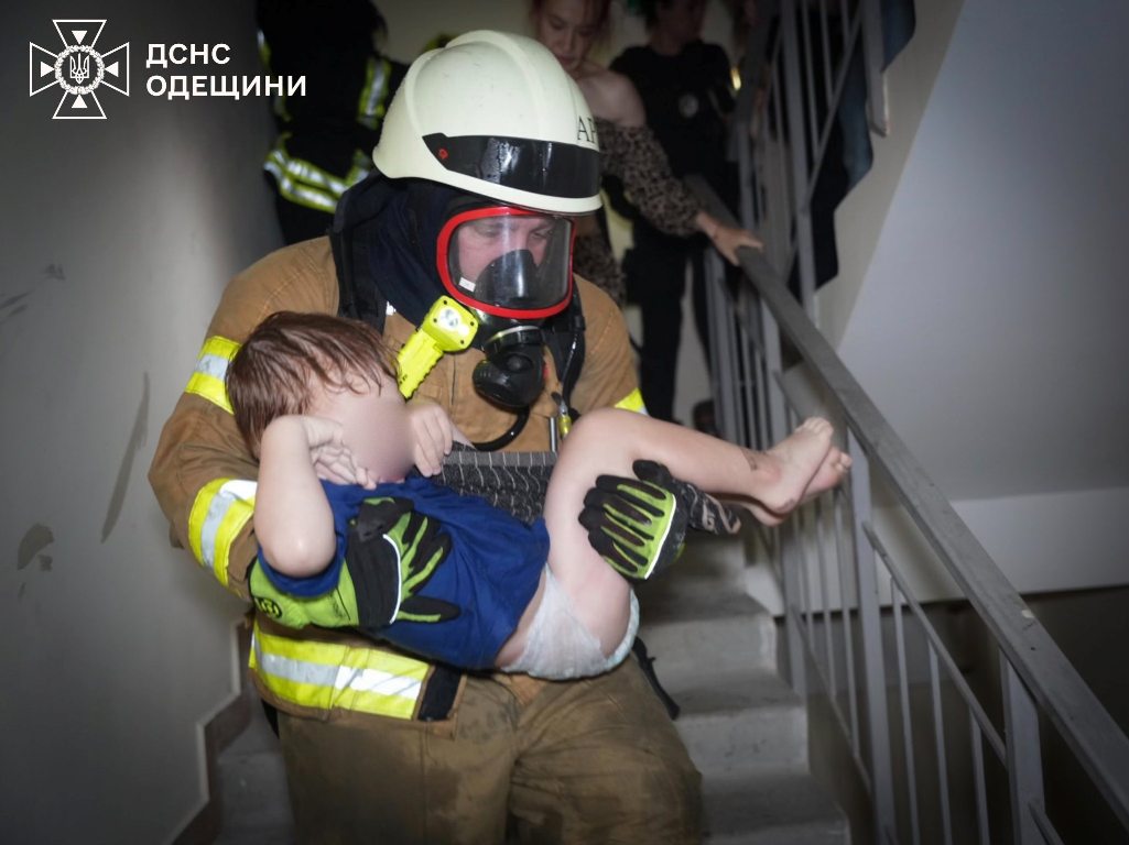 Вночі російські окупанти поцілили у багатоповерхівку в Одесі: є загиблі та поранені. Оновлено