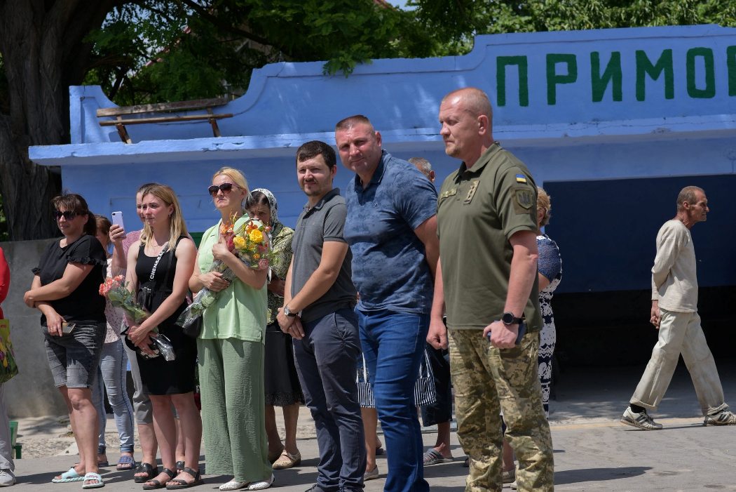 З квітами та прапорами: Лиманська громада зустріла Героя, який пережив 21 місяць ворожого полону