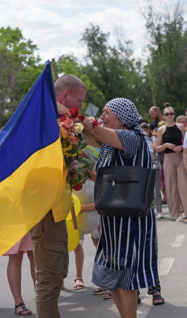 З квітами та прапорами: Лиманська громада зустріла Героя, який пережив 21 місяць ворожого полону