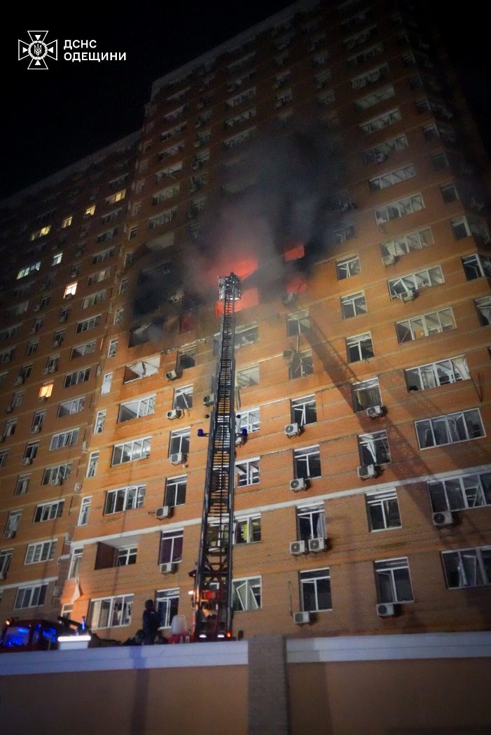 Вночі російські окупанти поцілили у багатоповерхівку в Одесі: є загиблі та поранені. Оновлено
