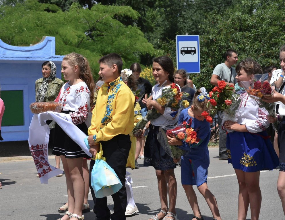 З квітами та прапорами: Лиманська громада зустріла Героя, який пережив 21 місяць ворожого полону