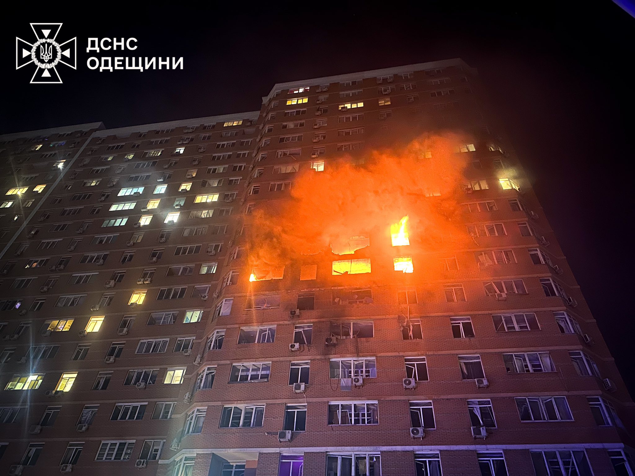 Вночі російські окупанти поцілили у багатоповерхівку в Одесі: є загиблі та поранені. Оновлено