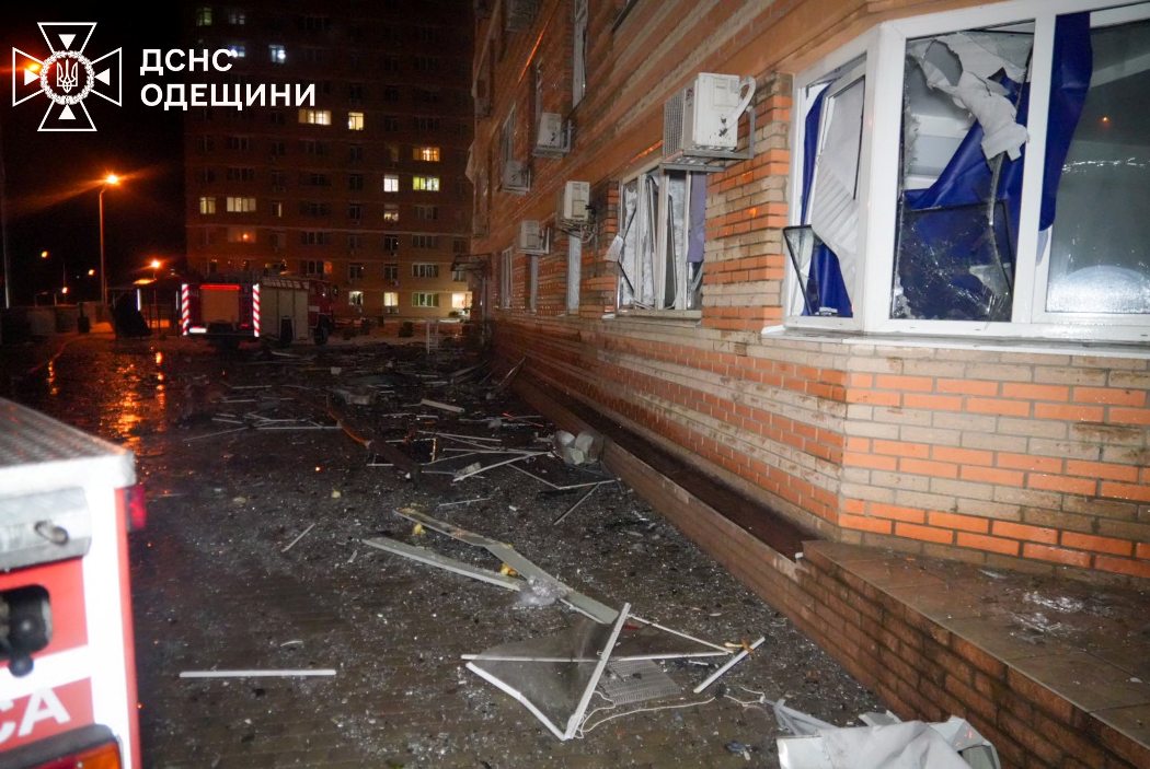 Вночі російські окупанти поцілили у багатоповерхівку в Одесі: є загиблі та поранені. Оновлено