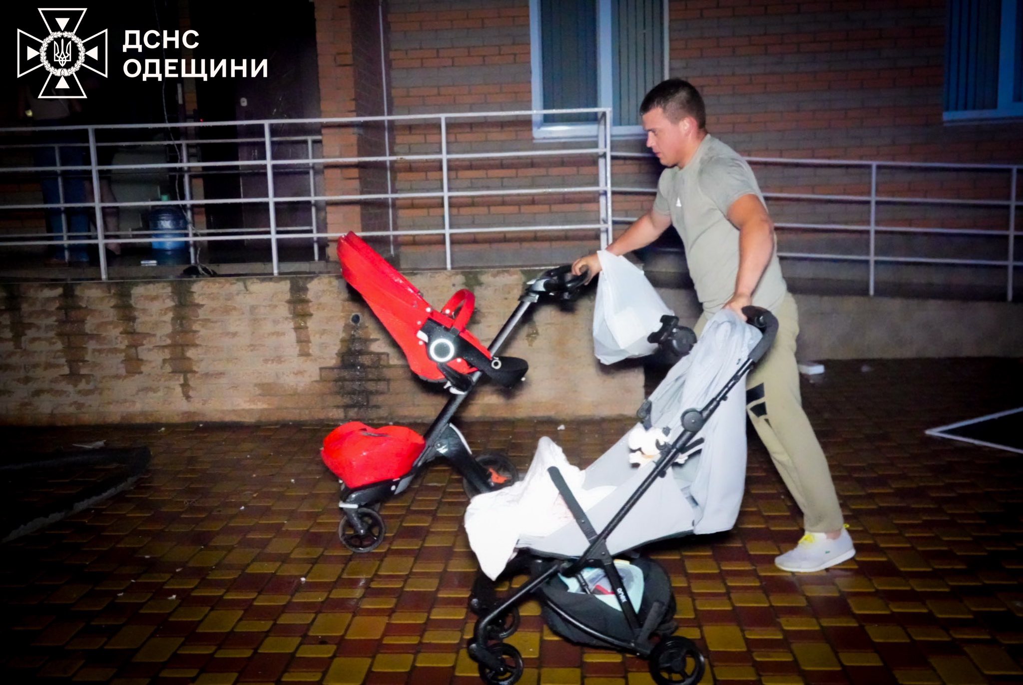 Вночі російські окупанти поцілили у багатоповерхівку в Одесі: є загиблі та поранені. Оновлено