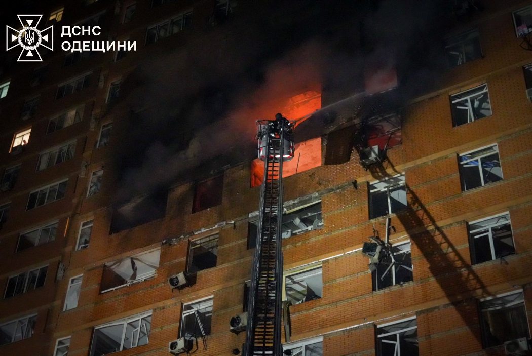 Вночі російські окупанти поцілили у багатоповерхівку в Одесі: є загиблі та поранені. Оновлено