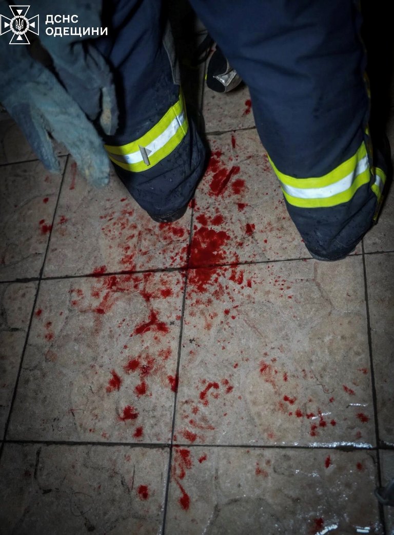 Вночі російські окупанти поцілили у багатоповерхівку в Одесі: є загиблі та поранені. Оновлено