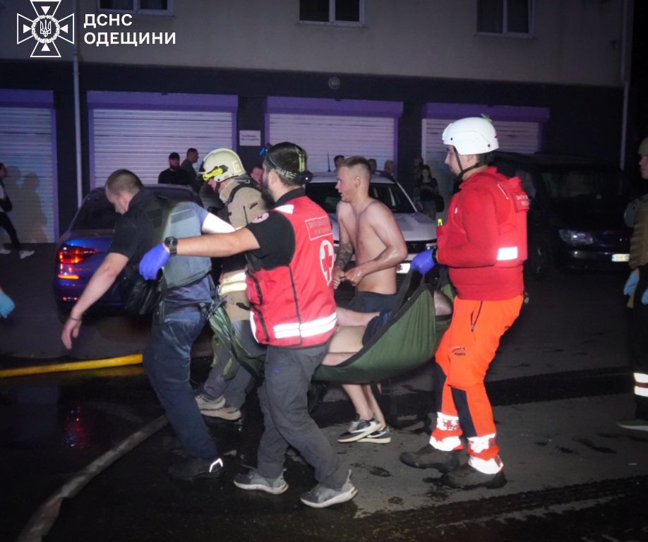 Вночі російські окупанти поцілили у багатоповерхівку в Одесі: є загиблі та поранені. Оновлено