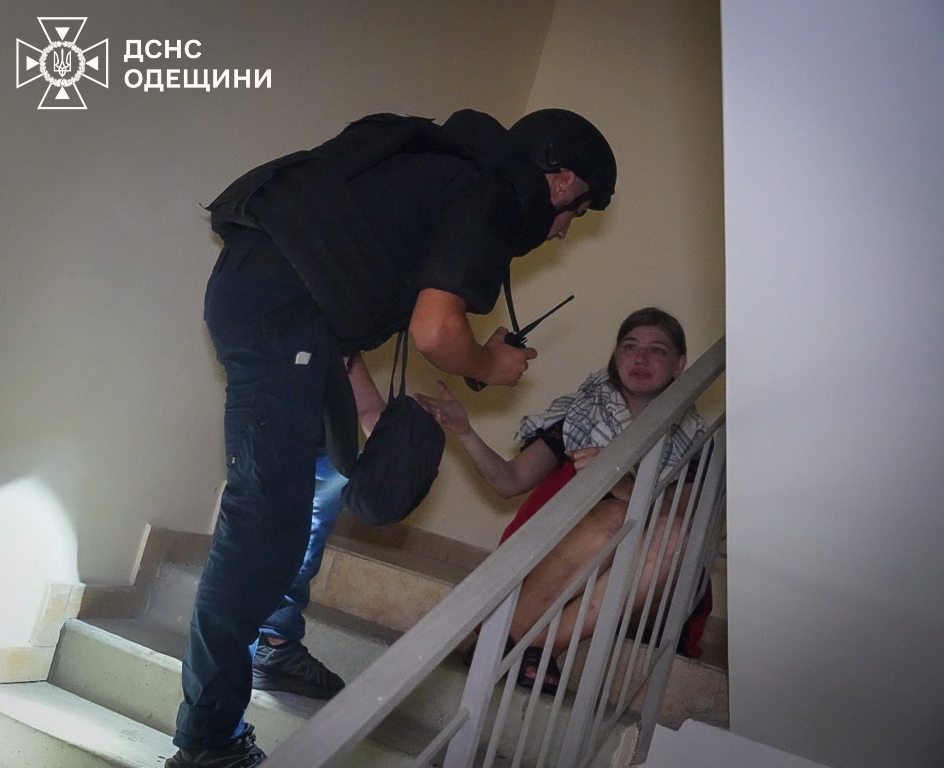 Вночі російські окупанти поцілили у багатоповерхівку в Одесі: є загиблі та поранені. Оновлено