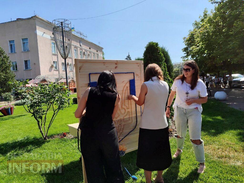 Квіти вдячності, нитки єдності, голос вільного народу: у Білгороді-Дністровському відзначили День Конституції України