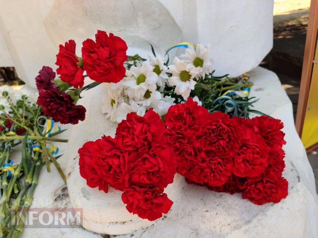 Квіти вдячності, нитки єдності, голос вільного народу: у Білгороді-Дністровському відзначили День Конституції України