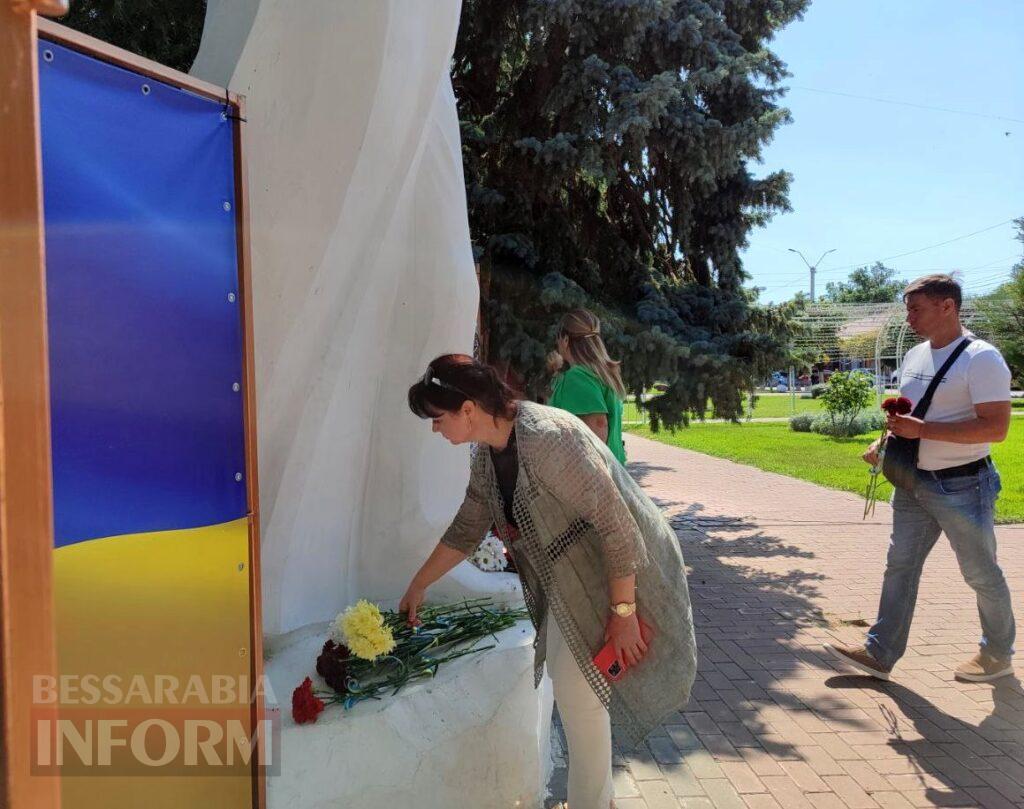 Квіти вдячності, нитки єдності, голос вільного народу: у Білгороді-Дністровському відзначили День Конституції України