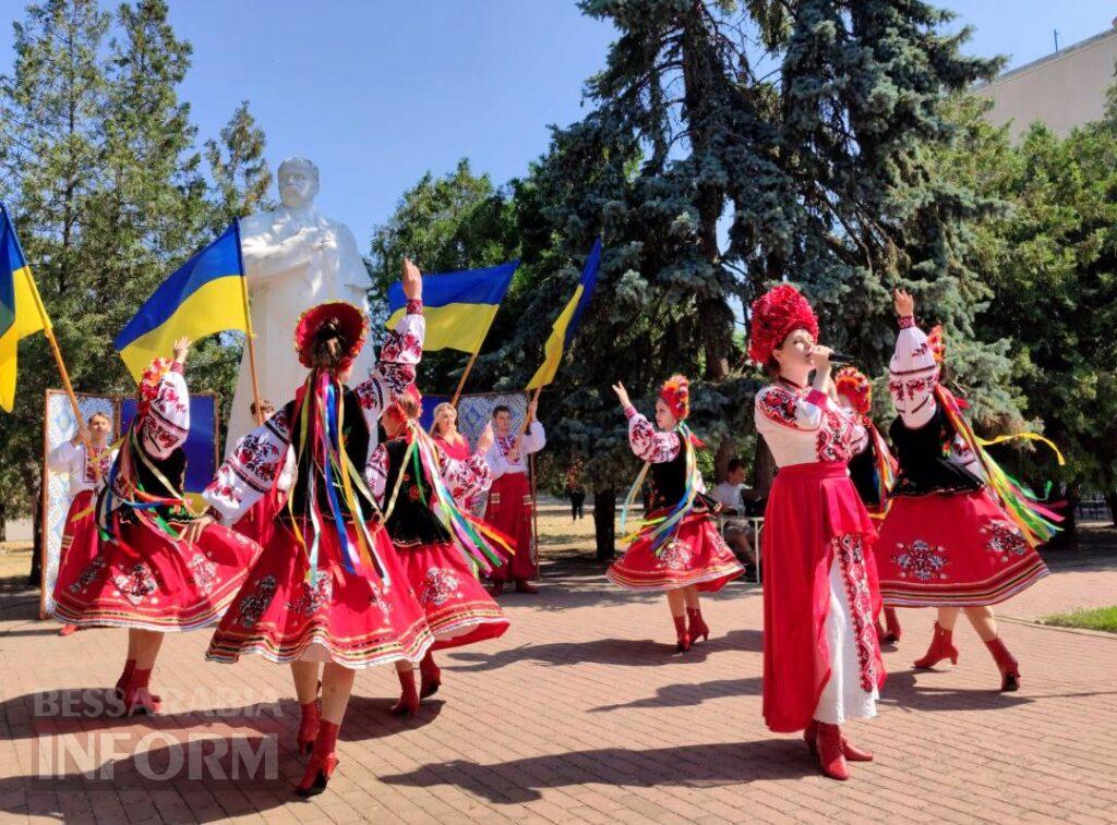 Квіти вдячності, нитки єдності, голос вільного народу: у Білгороді-Дністровському відзначили День Конституції України