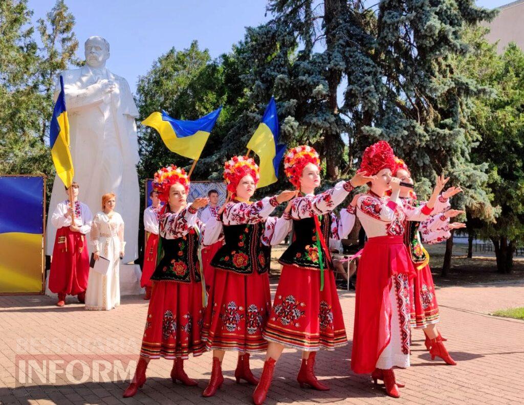 Квіти вдячності, нитки єдності, голос вільного народу: у Білгороді-Дністровському відзначили День Конституції України