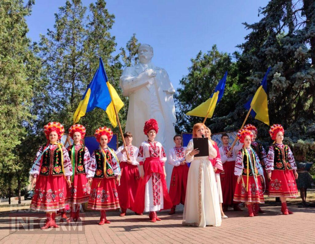 Квіти вдячності, нитки єдності, голос вільного народу: у Білгороді-Дністровському відзначили День Конституції України